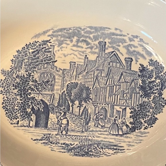 Oval vegetable bowl Wedgewood Queens Ware. Romantic England. Warwick east gate. - Picture 5 of 7